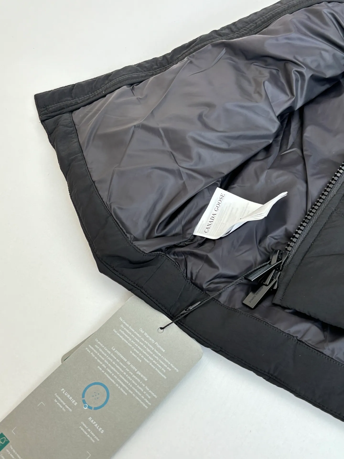 P690 Canada Goos*/Big Goose Rubber Label Badge Down Vest The fabric is made of high-quality protective nylon fabric, 90 national standard high-quality white duck down: selected high-fill down, weighing 160g, light and warm, with excellent temperature locking performance and good resilience. Three-dimensional quilting technology and precision thread reinforcement prevent lint from being drilled and ensure that the fluffy and resilient elasticity lasts like new.  Size：S/M/L/XL